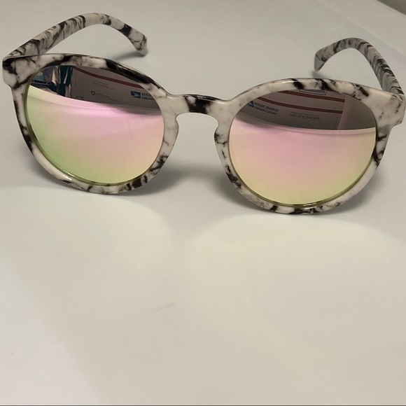 🆕Sunglasses - Picture 3 of 3